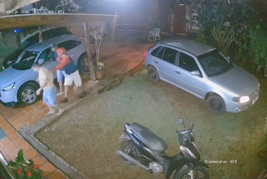 Bandido invade casa, faz família refém e é morto pela polícia.