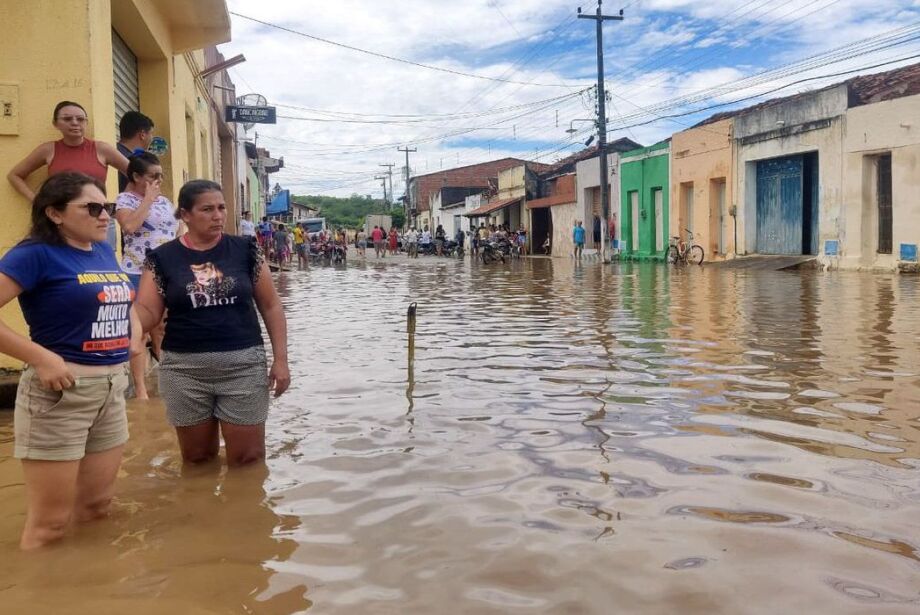 Rompimento de barragem provoca inundações e alagamento no Ceará