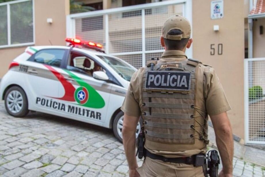 Após ataque em Blumenau, governo de SC anuncia policiais armados nas escolas