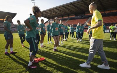 Com time completo, seleção feminina treina com apoio de Richarlison