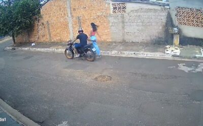 Motoqueiro dá tapa nas nádegas de mulher na rua: “Jack, safado!”