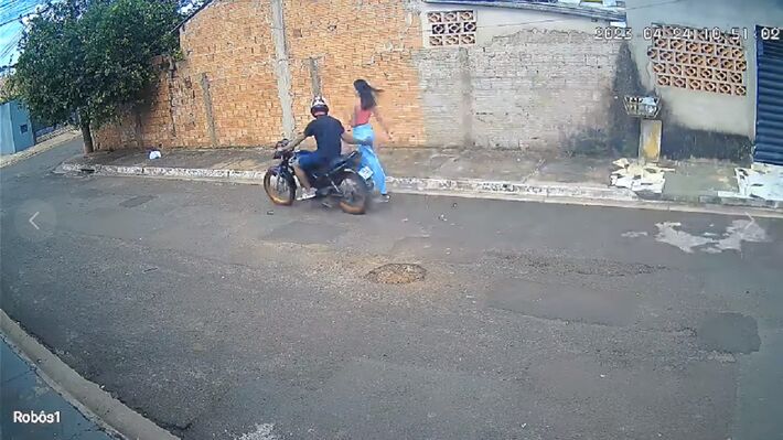 Motoqueiro dá tapa nas nádegas de mulher na rua: “Jack, safado!”