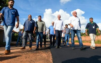 Governo do Estado entrega rede de esgoto, arena esportiva, feira para produtores e lotes em Rio Verde