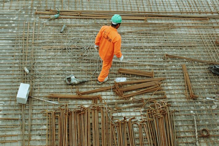 Pedreiros de obras de acabamento ganham maiores salários, diz estudo