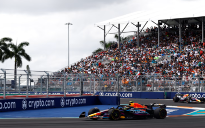Verstappen passeia em Miami, supera Pérez e vence após largar em 9º