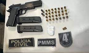 Polícia cumpre mandado em residência e apreende pistola e munições