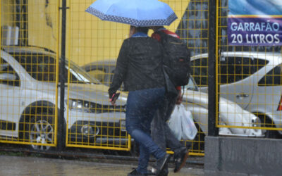 Frente fria deve chegar nesta segunda sob alerta de chuva no Estado