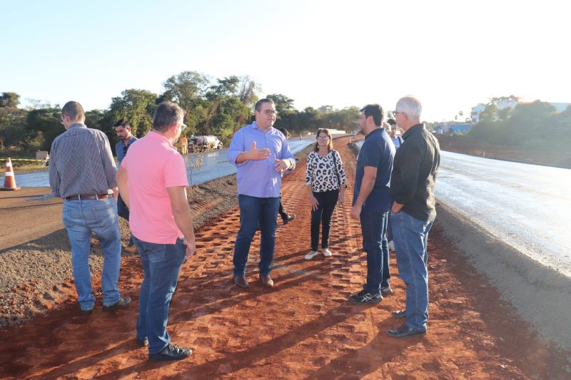 Prefeito Alan Guedes faz visita técnica na ponte do Vila Roma