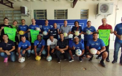 PREFEITURA ENTREGA MAIS DE 400 MATERIAIS ESPORTIVOS PARA ESCOLAS PÚBLICAS DE FUTEBOL