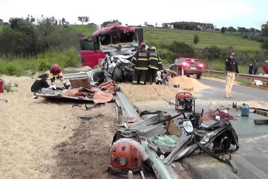 Na tarde de domingo, um casal morreu vítima de acidente que envolveu duas carretas e uma caminhonete no sul do Estado