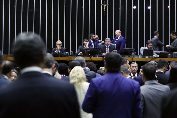 Centrão pressiona Lula mirando controle dos cofres do Executivo