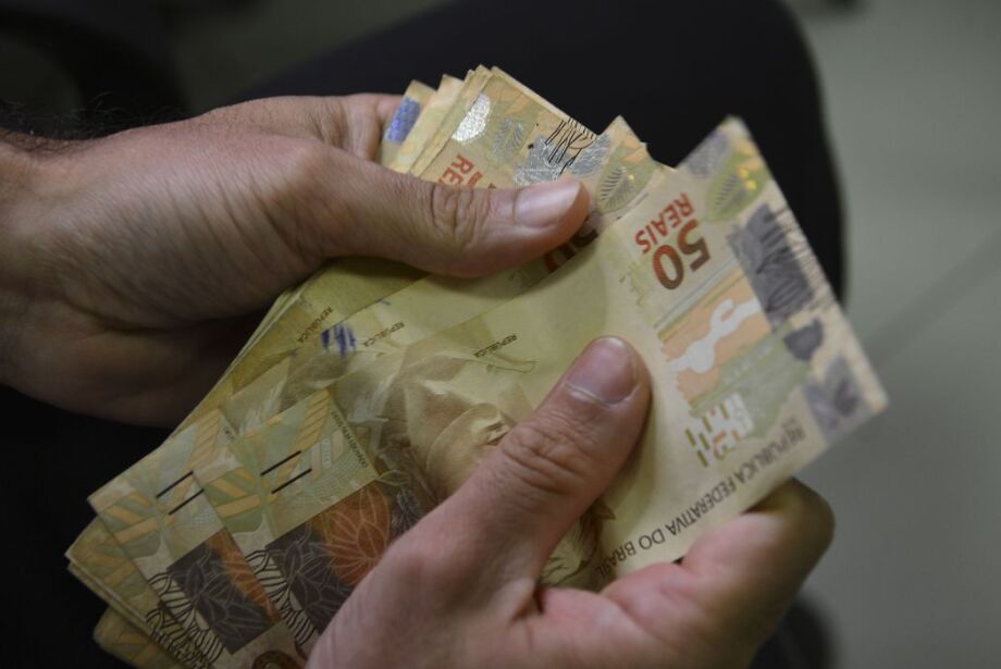 Ao contrário do ano passado, Estado descarta antecipação do 13º em 2023