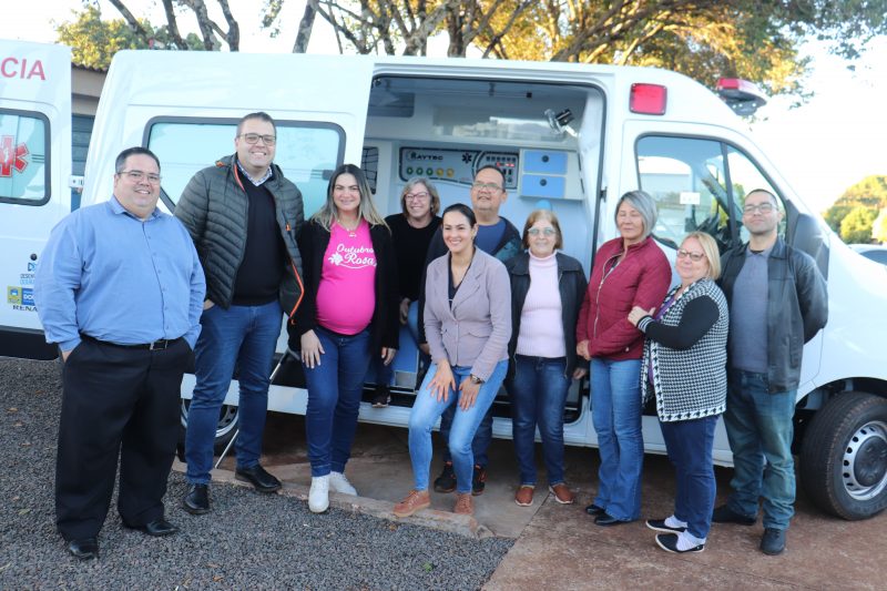 Prefeito Alan Guedes entrega ambulância nova ao distrito de Itahum