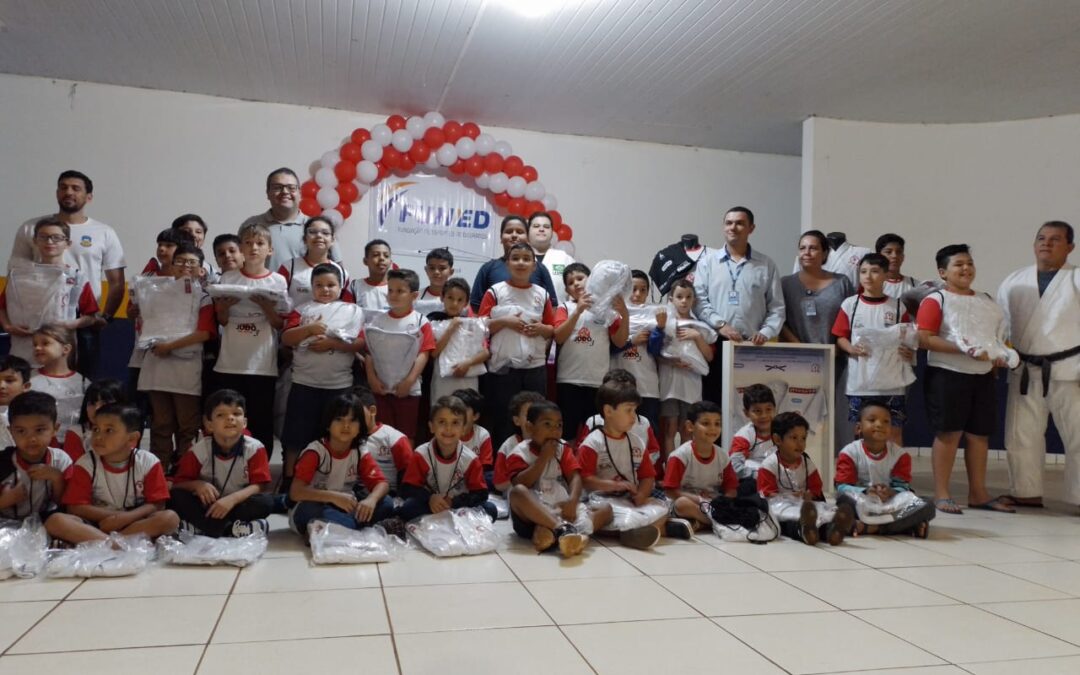 Prefeito Alan Guedes participa da entrega dos uniformes do projeto Judô em Ação Fase 3