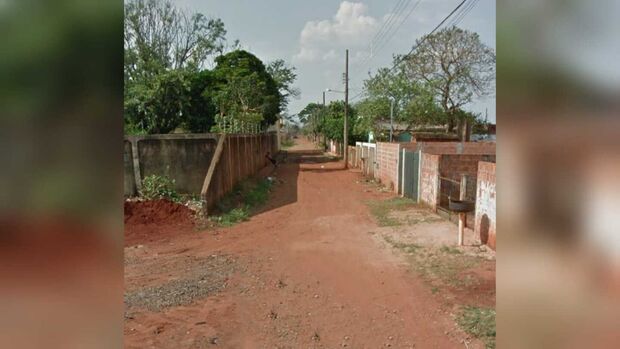 Mulher foge, xinga policiais de malditos e derruba droga no chão no Itamaracá