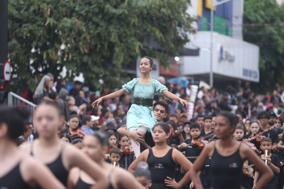 Desfile do aniversário de Campo Grande levou 18 mil pessoas ao centro da cidade
