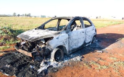 Carro é incendiado em Ponta Porã; polícia vê conexão com homicídio