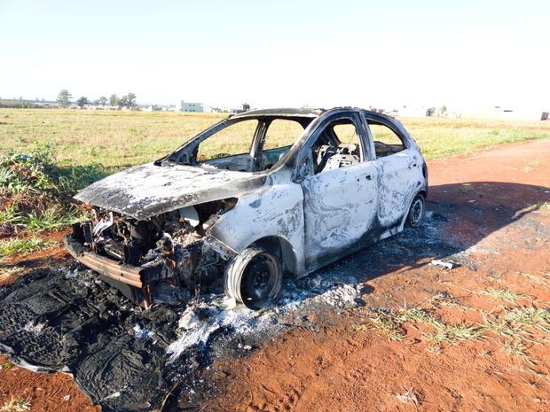 Carro é incendiado em Ponta Porã; polícia vê conexão com homicídio