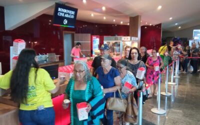 Prefeitura leva crianças e idosos para sessão de cinema e diversão