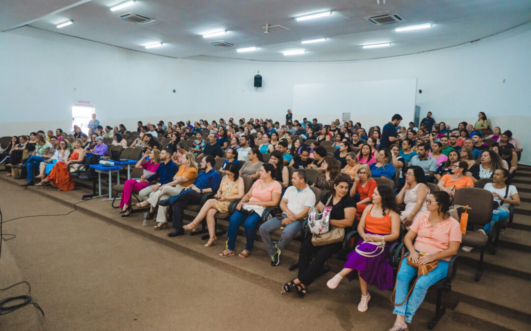 Em comemoração ao dia do secretário escolar, 205 profissionais participam de homenagem