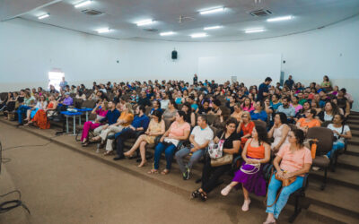 Em comemoração ao dia do secretário escolar, 205 profissionais participam de homenagem