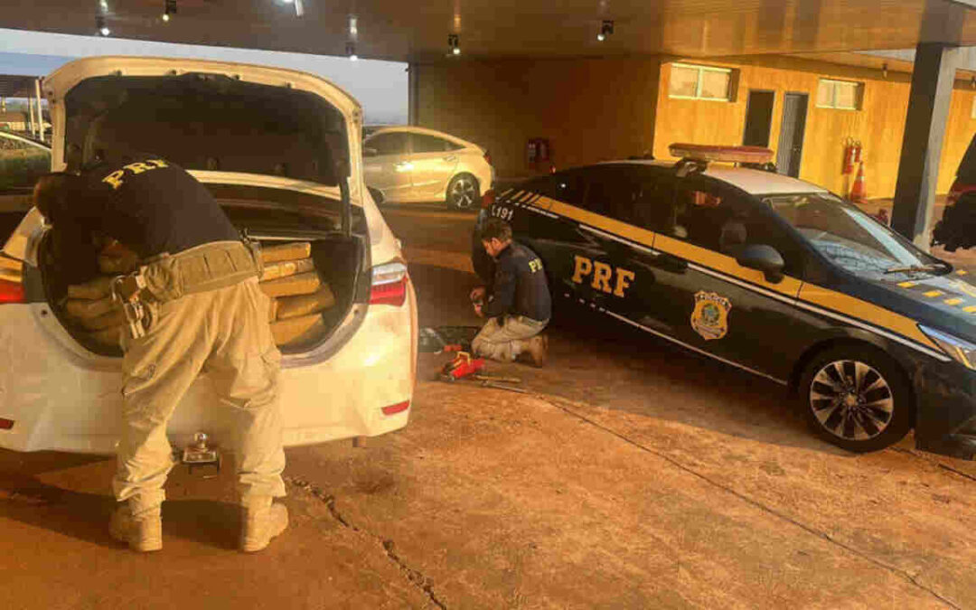 Motorista foge de abordagem da PRF e abandona Corolla com 250 quilos de maconha na BR-463