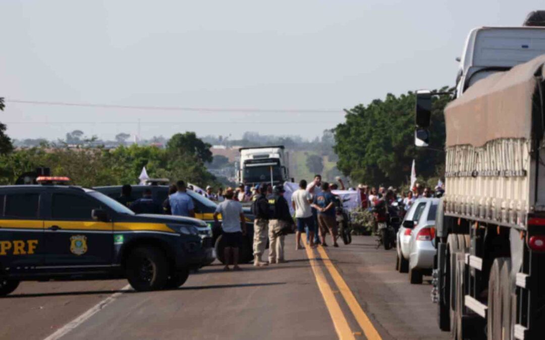 Após 3 horas de bloqueio por reforma agrária, manifestantes liberam totalmente a BR-163