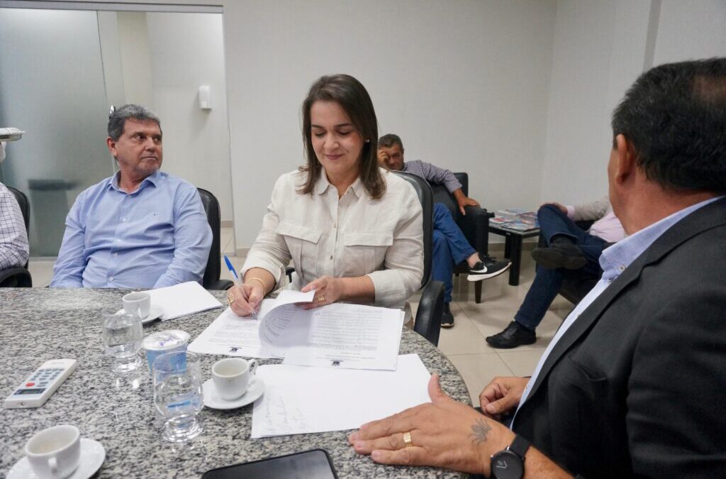 Prefeita encaminha à Câmara projeto de integralização do piso nacional de 20h para o magistério na Capital