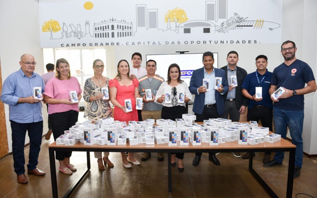 Prefeitura recebe doação de celulares para atendimento nos serviços de segurança, saúde e assistência social