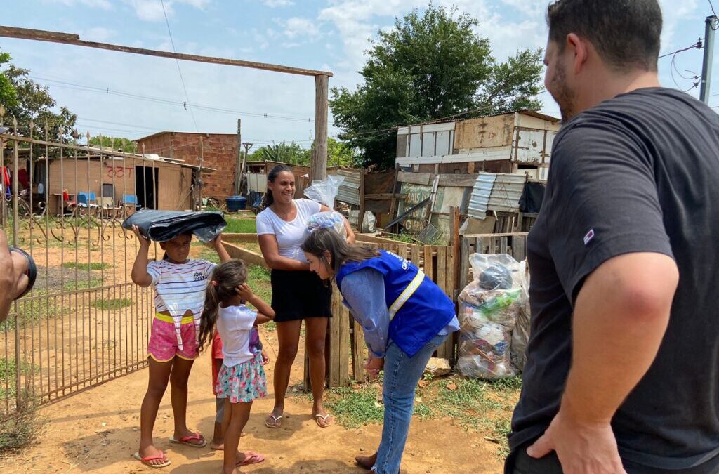 Após forte chuva, Emha entrega telhas e lonas através do programa CGSustentável