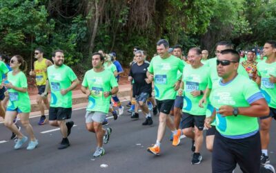 Corrida dos Poderes reúne milhares de pessoas e arrecada 2,5 mil brinquedos na sua primeira edição