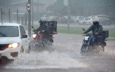 Chuva faz dia virar noite e derruba temperatura na Capital