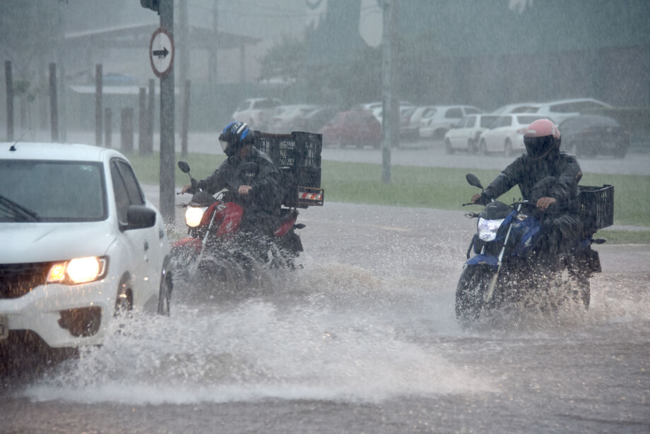 Chuva faz dia virar noite e derruba temperatura na Capital