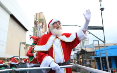 Papai Noel chega de City Tour a shopping da Capital