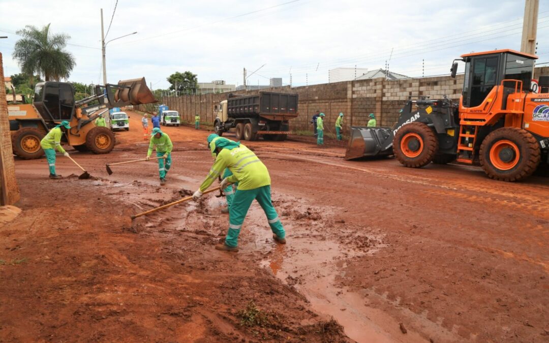 Equipes da Prefeitura realizam limpeza e manutenção em diversos pontos da Capital após chuva