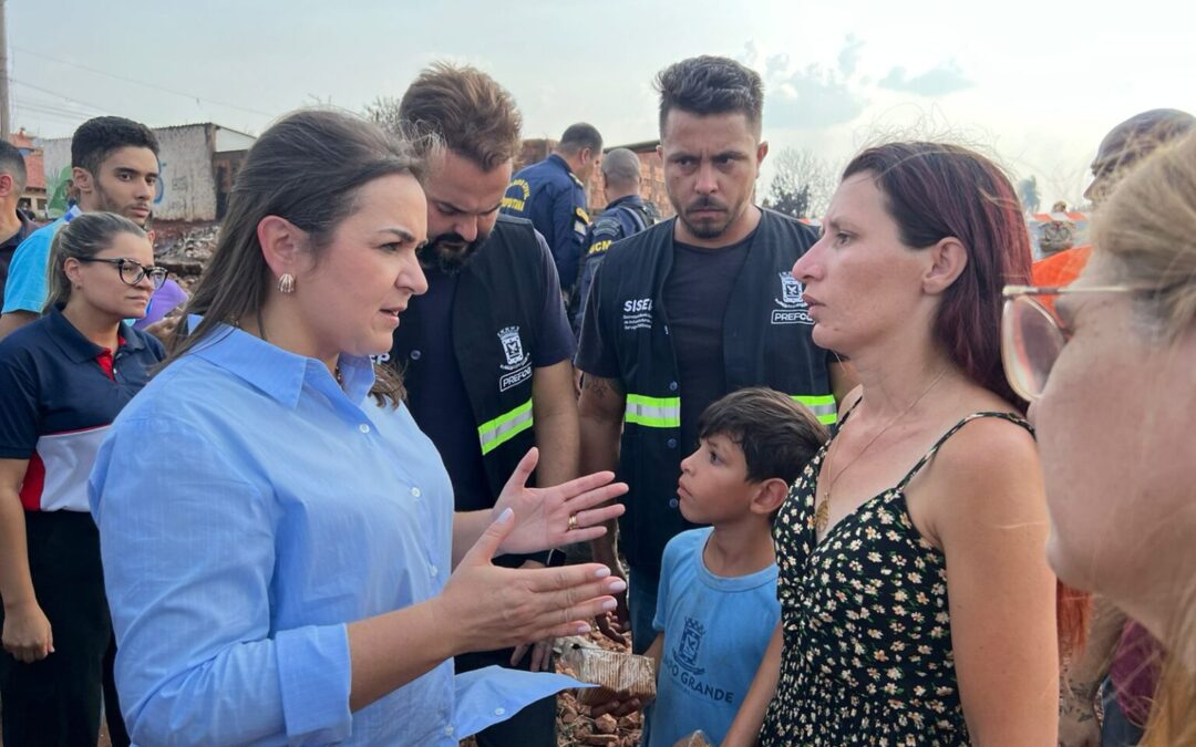 Prefeitura age rapidamente para atender famílias que tiveram moradias atingidas por incêndio no Mandela