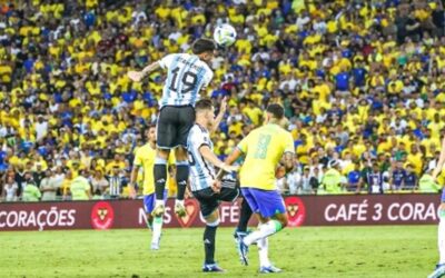 Brasil repete falhas em campo e sofre derrota histórica para a Argentina em dia de pancadaria