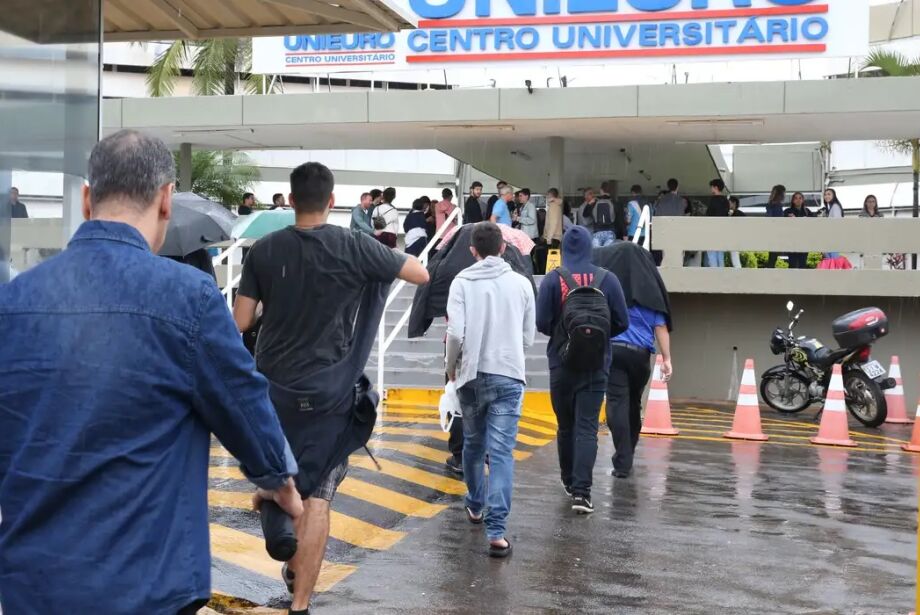 Prova do Enade é aplicada neste domingo para avaliar graduação