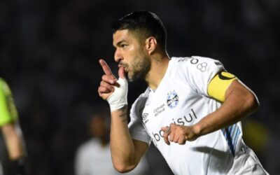 Suárez marca 3 vezes e Grêmio vence o Botafogo de virada na luta pelo título do Brasileirão