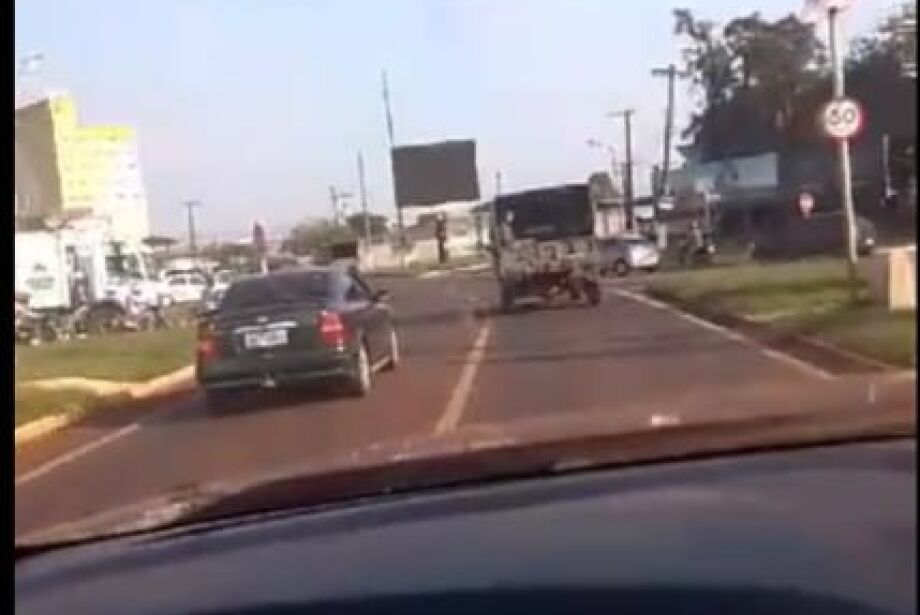 Traficantes com veículo recheado de maconha seguem caminhão do Exército e “tiram onda”