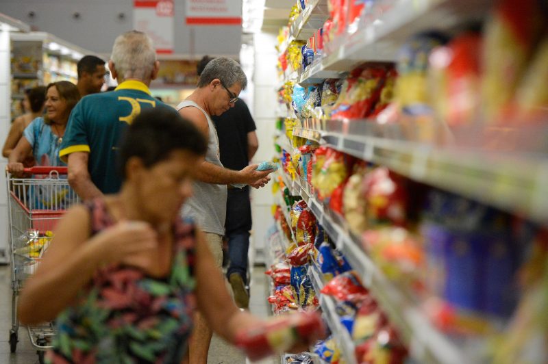 Prefeitura e Procon divulgam pesquisa da cesta básica e alertam sobre atenção aos produtos