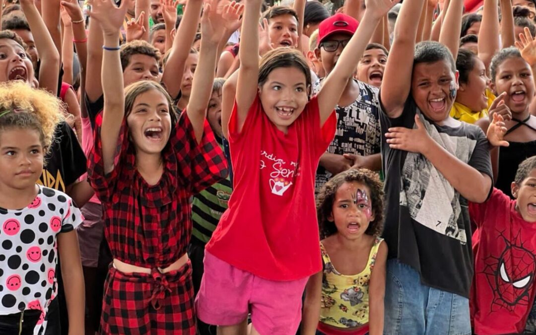 Natal nos bairros leva sorteio de brindes, brinquedos e música a famílias do Jardim Noroeste