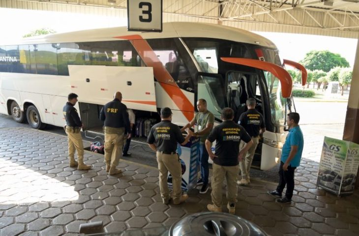 Segurança a bordo: Agems e PRF orientam mais de 400 passageiros de ônibus na Operação Rodovida