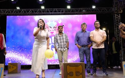 Milhares de pessoas se reúnem na 14 de Julho para receber Família Rena e assistir a tradicional Parada Natalina