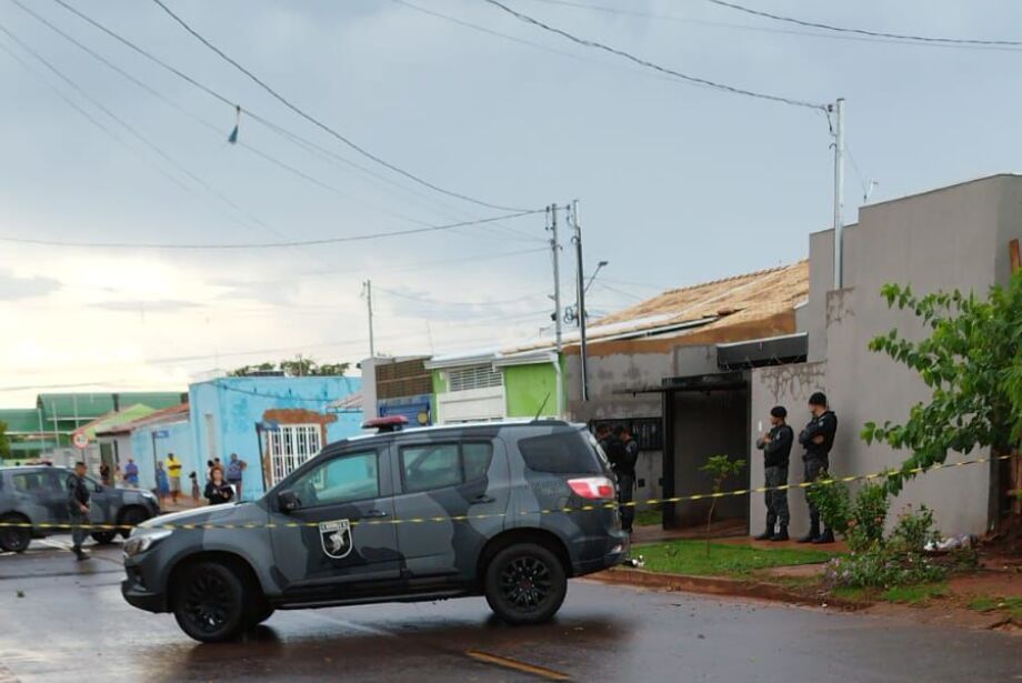 Policiais do Choque matam um e prendem dois envolvidos em roubo e agressão a comerciantes