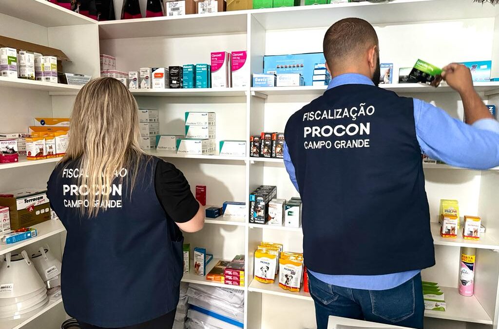 Procon autua clínica veterinária por posse de medicamentos vencidos em Campo Grande