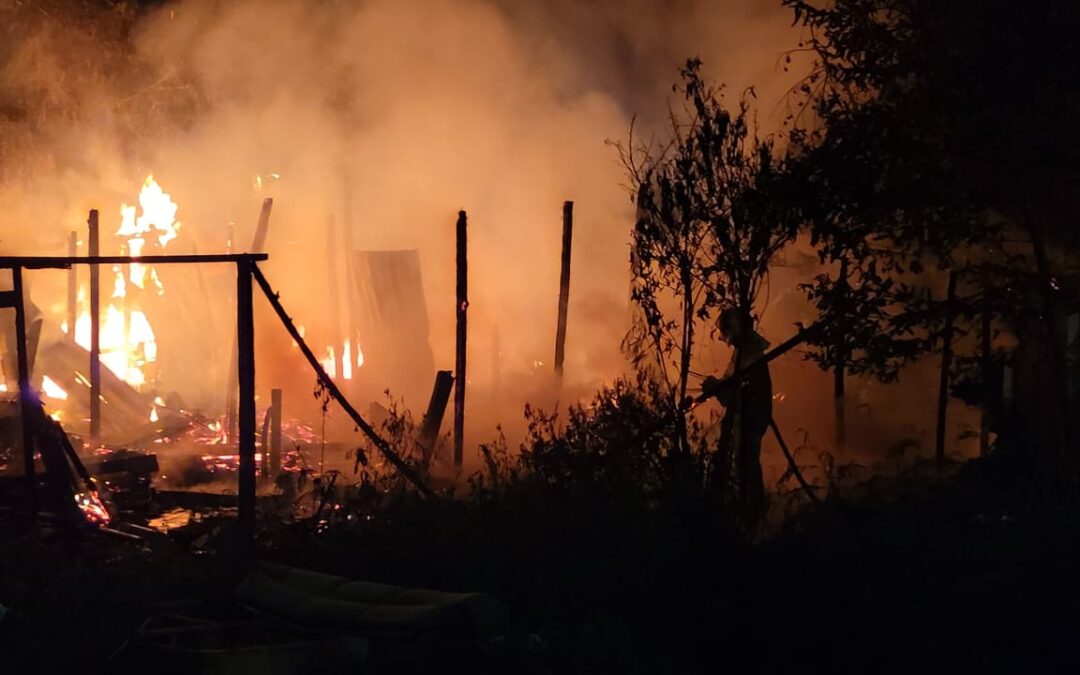 Bombeiros combatem incêndio em casa de madeira na Avenida Guaicurus