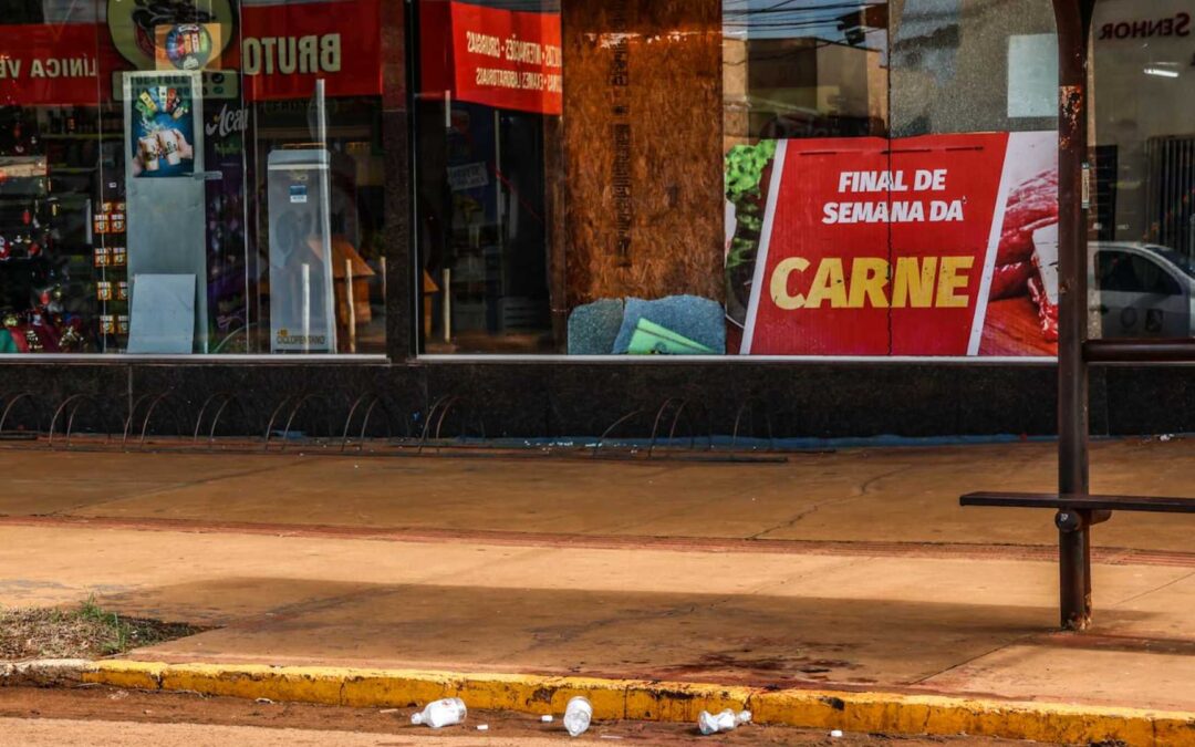 Rapaz é executado com 7 tiros na frente de supermercado em bairro de Campo Grande