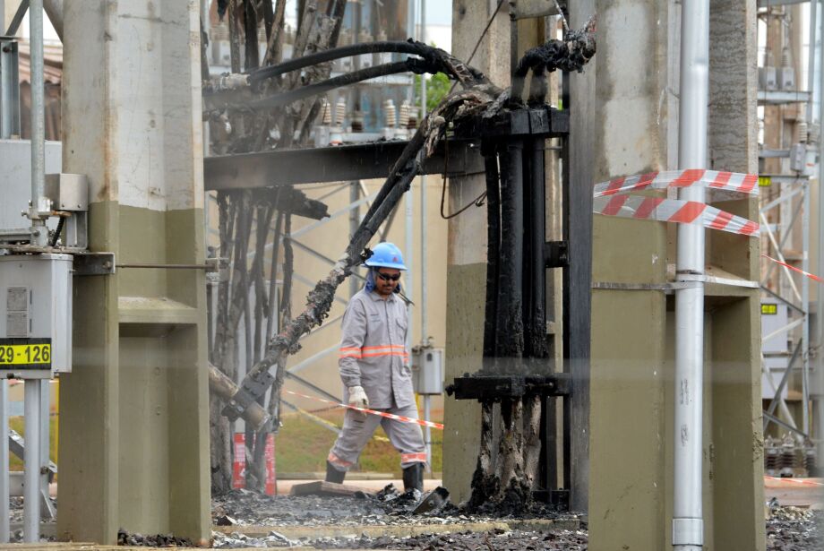 Homem encontrado carbonizado em subestação que pegou fogo teria entrado para furtar fios