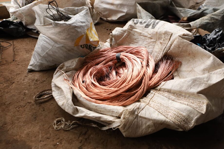 Proprietários de ferros-velhos são presos com quase meia tonelada de fios de cobre